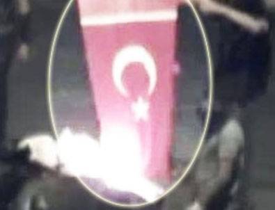 20130605_cevreci-eylemciler-turk-bayragini-ankara-da-yakti.jpg