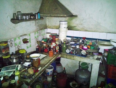 Evdeki çöpler için kendini astı