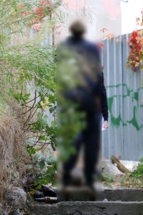 Cihangir'de demire asılmış ceset bulundu Cihangir'de demire asılmış ceset bulundu