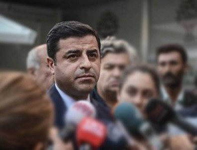Selahattin Demirtaş Tahir Elçi'nin cenazesinde konuştu Selahattin Demirtaş Tahir Elçi'nin cenazesinde konuştu