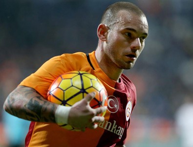 Galatasaray'da Sneijder her şeyi biliyordu iddiası Galatasaray'da Sneijder her şeyi biliyordu iddiası