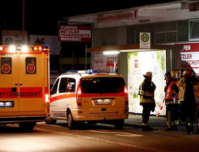Almanya'da bıçaklı saldırgan dehşet saçtı Almanya'da bıçaklı saldırgan dehşet saçtı