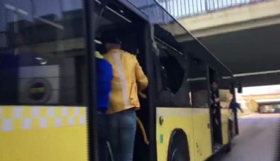 Fenerbahçe taraftarı halk otobüsünün camlarını kırdı Fenerbahçe taraftarı halk otobüsünün camlarını kırdı