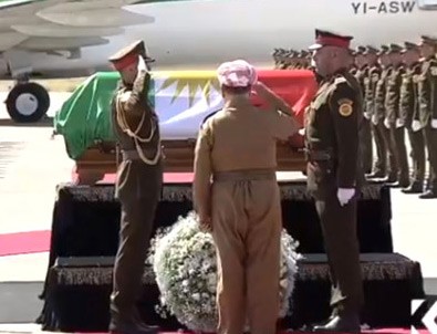 Barzani Talabani'nin naaşına çelenk bıraktı Barzani Talabani'nin naaşına çelenk bıraktı