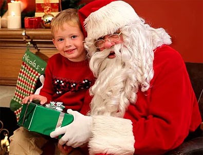 Ak sakallı Müslüman kendisini Noel Baba sanan çocuğa 4 yıldır hediye götürüyor Ak sakallı Müslüman kendisini Noel Baba sanan çocuğa 4 yıldır hediye götürüyor