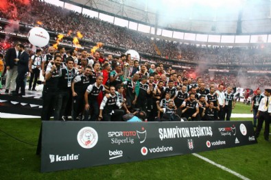 Şampiyon Beşiktaş kupasına kavuştu Şampiyon Beşiktaş kupasına kavuştu