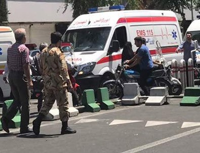 İran'da çifte saldırı: 12 ölü İran'da çifte saldırı: 12 ölü