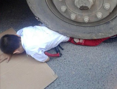 Hafriyat kamyonun altında kaldı, şans eseri kurtuldu Hafriyat kamyonun altında kaldı, şans eseri kurtuldu