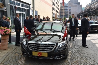 Erdoğan'ın konvoyu Hamburg'da 10 dakika bekletildi Erdoğan'ın konvoyu Hamburg'da 10 dakika bekletildi