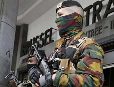 Brüksel'de askere saldırı Brüksel'de askere saldırı