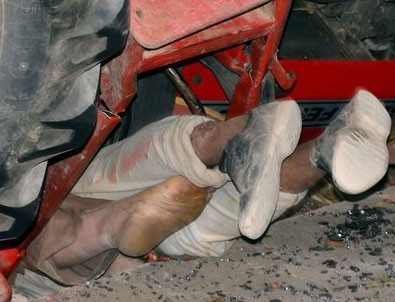 Erzincan'da devrilen traktörün altında sıkışan baba-oğul kurtarıldı Erzincan'da devrilen traktörün altında sıkışan baba-oğul kurtarıldı