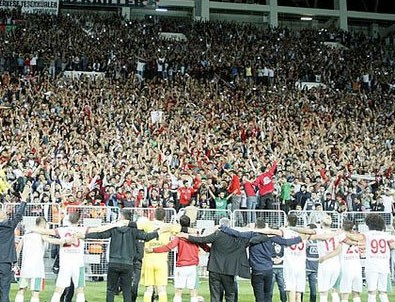 3. Lig maçında 33 bin kişilik stat doldu 64