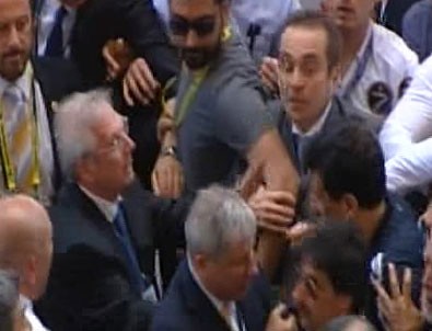 Fenerbahçe Kongresi'nde gerginlik: Aziz Yıldırım yerinden fırladı