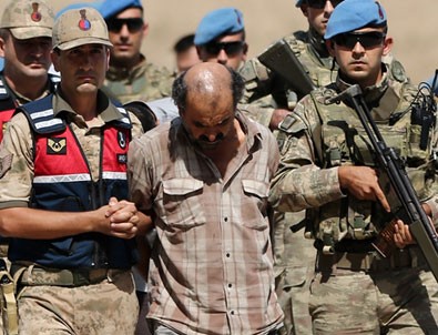 PKK'lı teröristleri adliyede karşıladı: Yüzünüze tükürmeye geldim