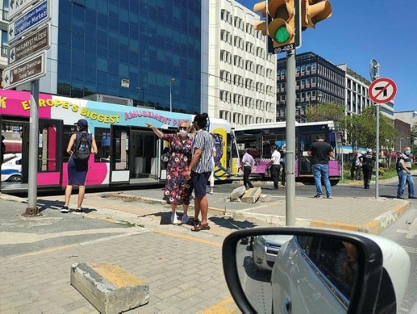 Tramvay halk otobüsüne çarptı!.