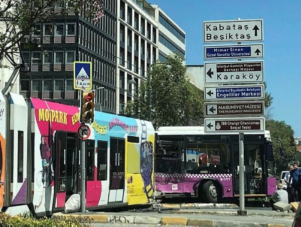 Tramvay halk otobüsüne çarptı!.