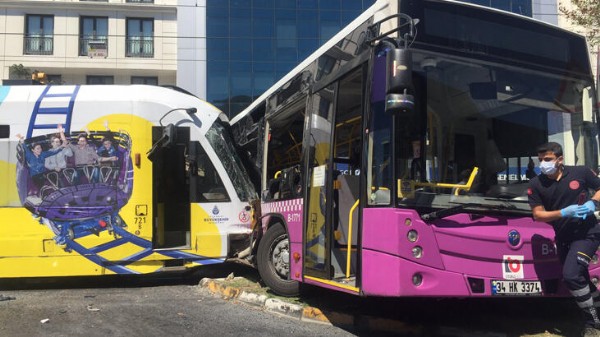 Tramvay halk otobüsüne çarptı!.