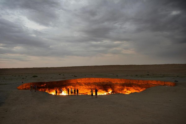 Türkmenistan'daki Derveze gaz kraterinde 1971'den beri yanan ateş söndürülecek