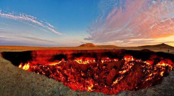 Türkmenistan'daki Derveze gaz kraterinde 1971'den beri yanan ateş söndürülecek