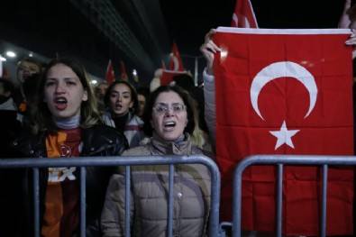 Galatasaray ve Fenerbahçe yurda döndü! Taraftardan coşkulu karşılama