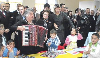 Başbakan torunlarıyla yerde yuvarlanır