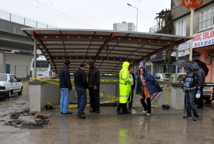 Otomobil metro durağına uçtu: 2 ölü