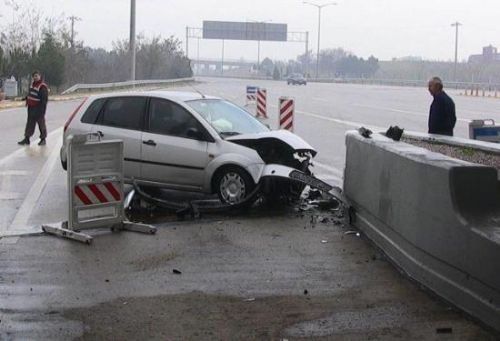 Bayan sürücünün kararsızlığı kaza getirdi