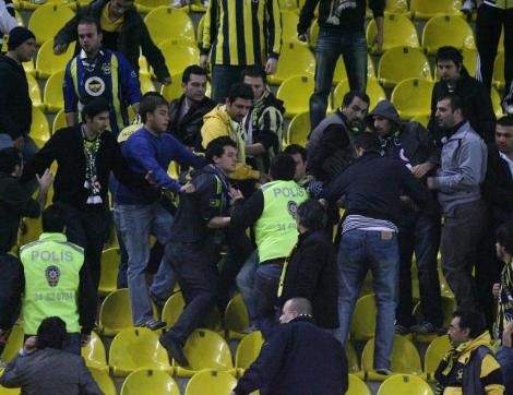 Fenerbahçe Acıbadem maçında pankart kavgası