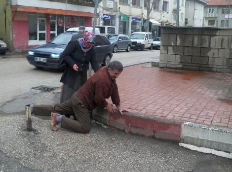 Sürünerek valinin yanına gitti