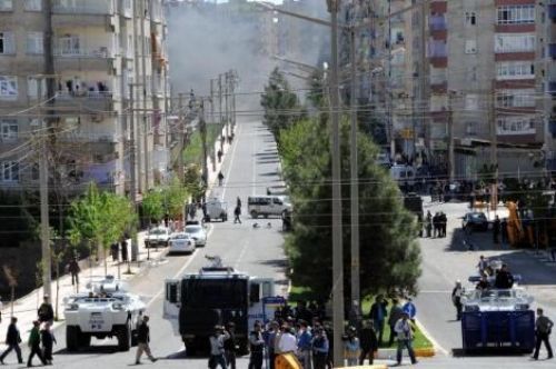Protestocular iş makinelerini polisin üzerine sürdü
