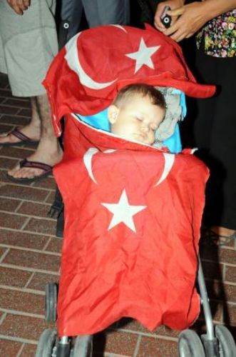 Türkiye 13 şehit için sokaklara döküldü