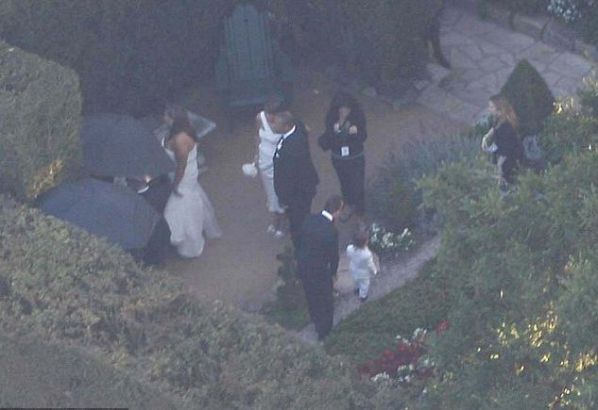 Kim Kardashian ve sevgilisi Kris Humphries evlendi.
