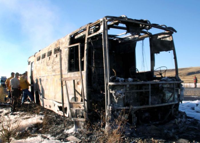 Cezaevi aracı yandı