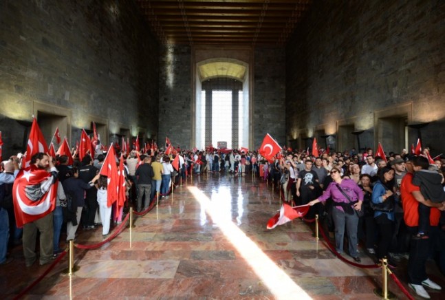 Türk Bayrakları Ve Atatürk Posterleri Taşıyan Grup, Anıtkabire Ulaştı