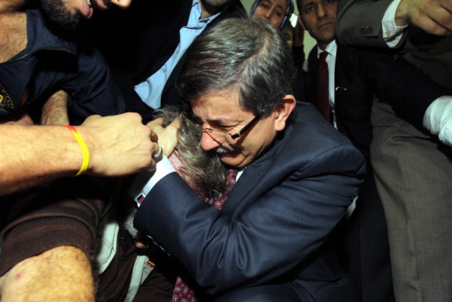 Davutoğlu, Şifa Hastenesin'de Gözyaşlarını Tutamadı