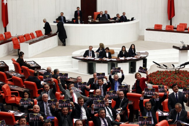 Meclis'te Yemin Eden Ömeroğlu'na Protesto