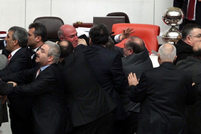 CHPliler Meclis Kürsüsünü İşgal Etti