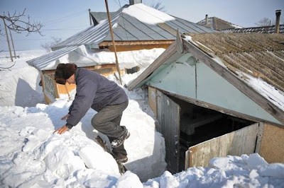 Romanya'da köyler 5 metrelik karın altında