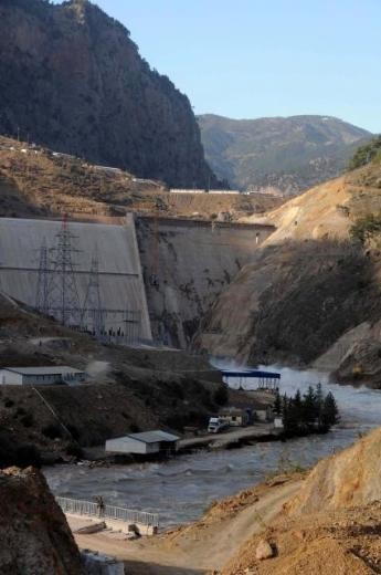 Baraj Tüneli Patladı İşçiler Suya Kapıldı