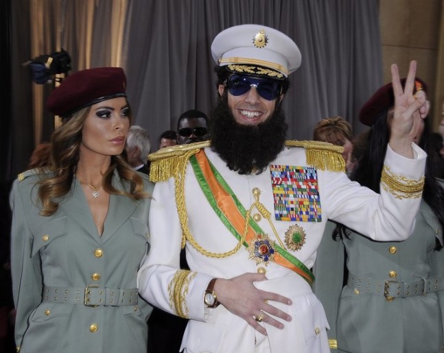 Oscar Törenine Diktatör Kıyafetiyle Geldi