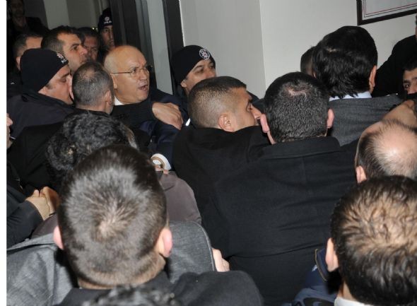 CHPliler belediye başkanına saldırdı