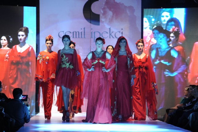 Cemil İpekçiden Düğün Dansı