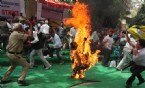 yeni delhi - Protesto İçin Kendini Yaktı