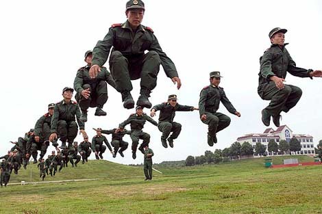 Çin Askerleri Böyle Yetişiyor