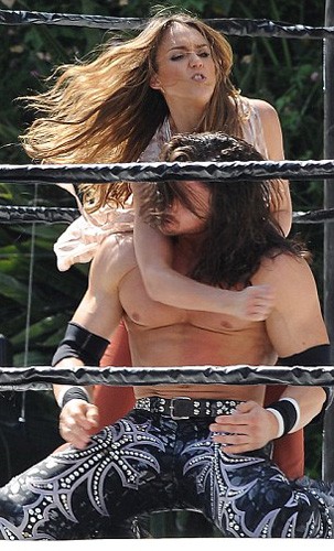 Jessica Alba Reklam İçin Dövüştü