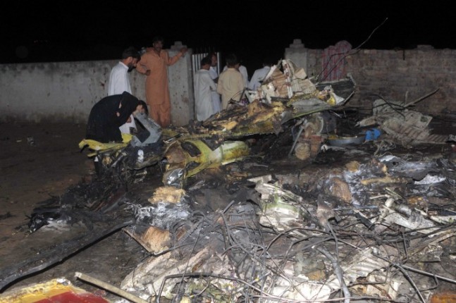 islamabad - 127 Kişi Taşıyan Uçak Düştü!
