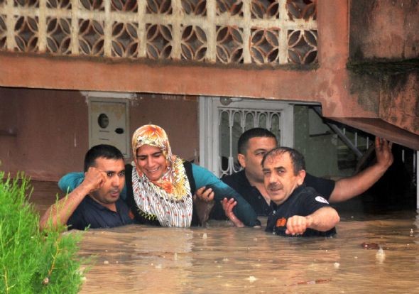 Boğazlarına Kadar Suya Gömüldüler