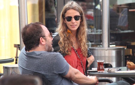 Sevgilim Yok” Dedi, Sarışın Güzelle Buluştu