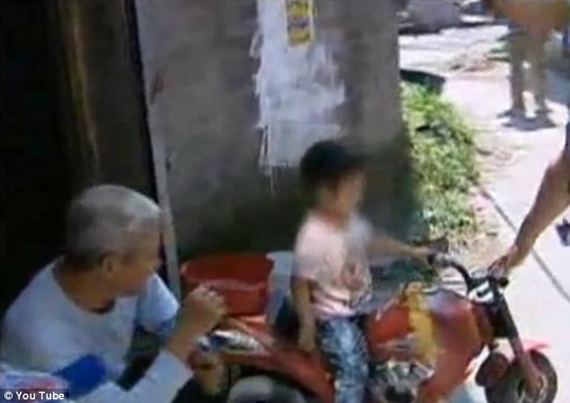 Oyuncak Motorsikletle Trafiğe Daldı