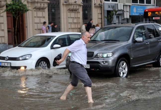 İzmiri Dolu Ve Yağmur Vurdu